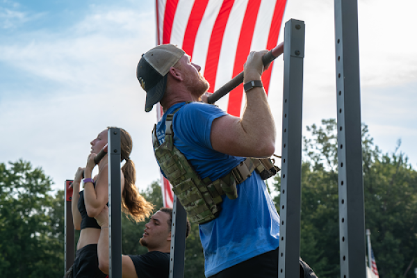 people-doing-pull-ups-for-honor-and-remember-run