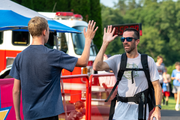 men-high-fiving-honor-and-remember-run